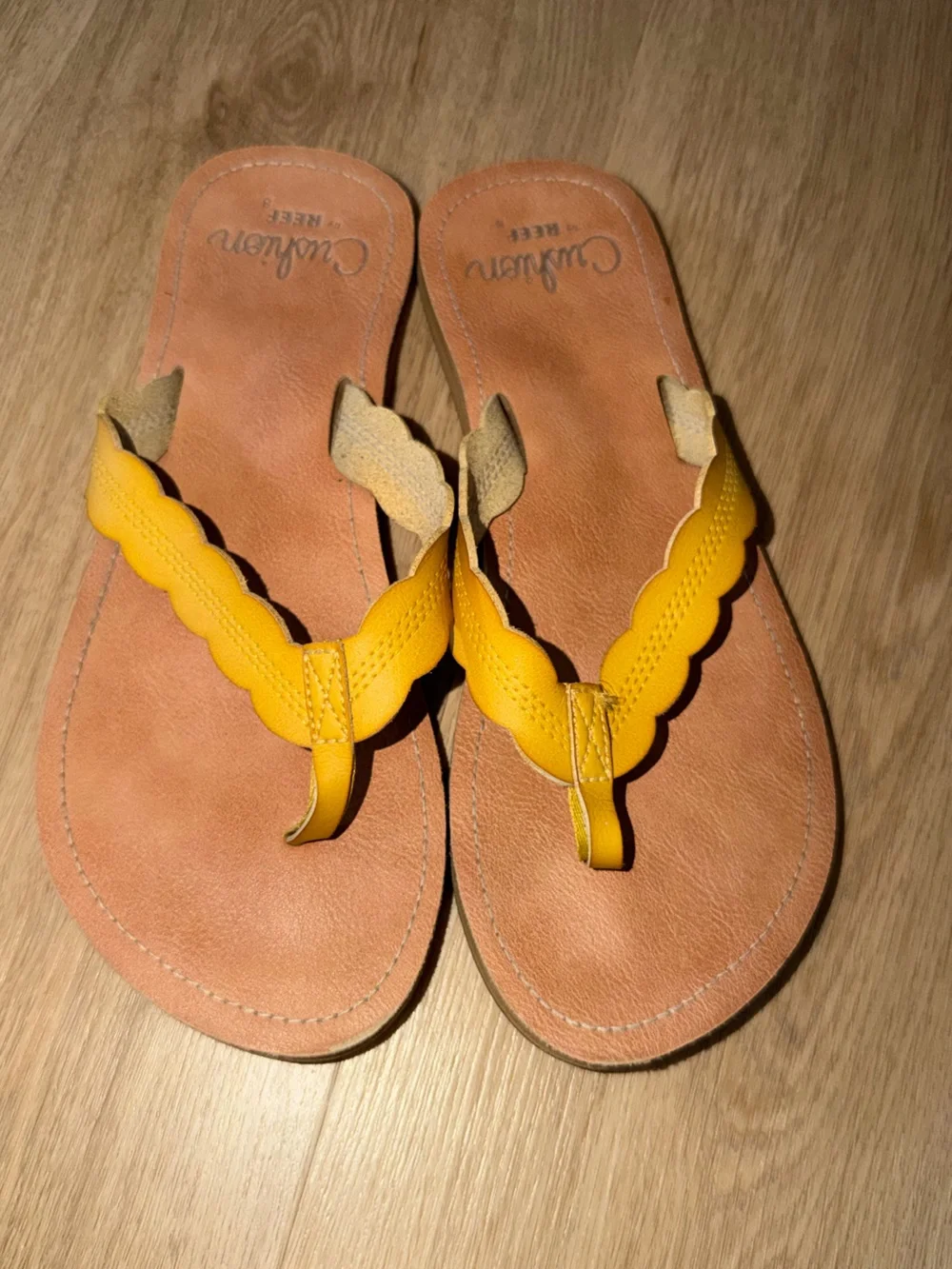 Reef Women's Yellow Scalloped Strap Cushion Flip Flops 8